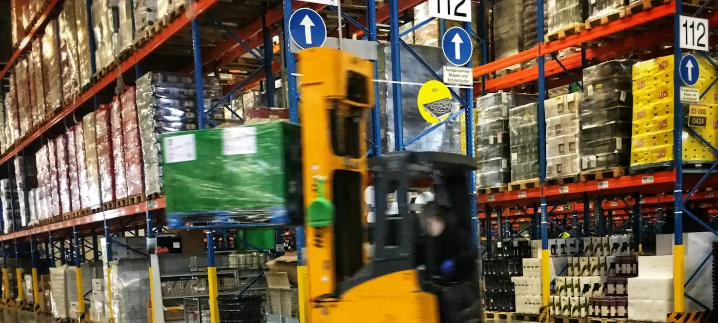 Gabelstapler belädt Paletten in einer Lagerhalle