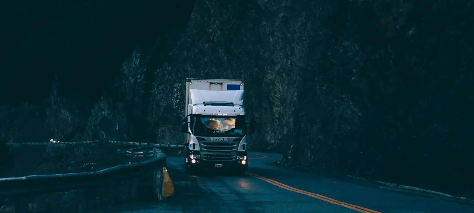 LKW bei Nacht auf einer Landstraße