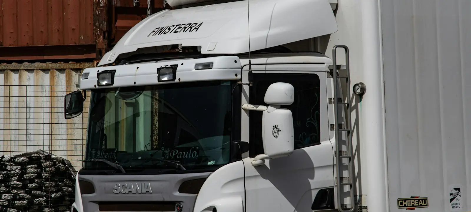 Weißer Kühl-LKW mit Kühlaggregat über dem Fahrerhaus