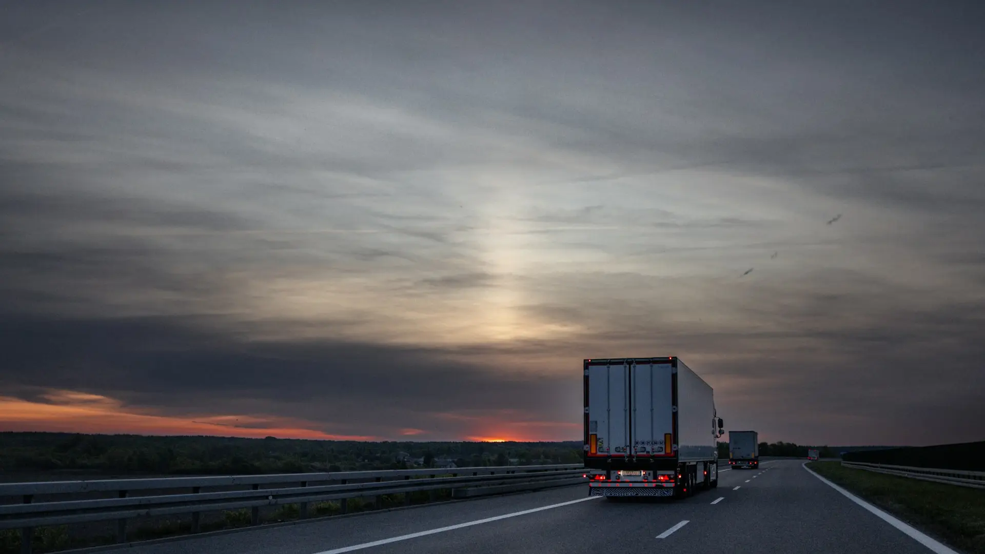 Sattelzug von Prendaj Transport auf der Autobahn in der Abenddämmerung