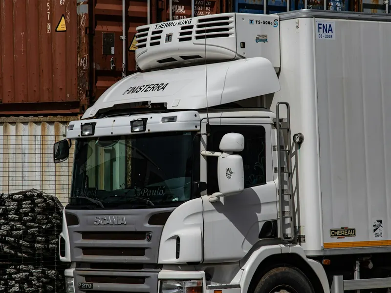 Weißer Kühl-LKW mit Kühlaggregat über dem Fahrerhaus